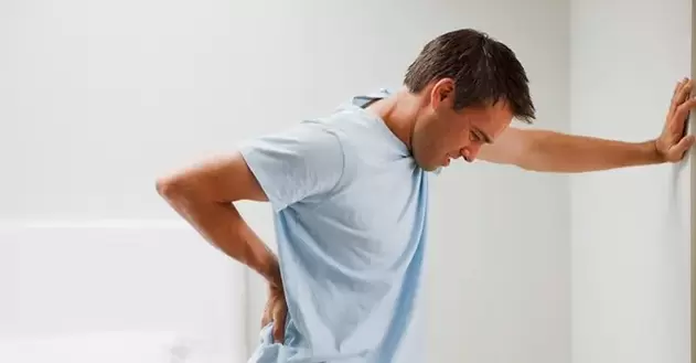Il dolore nella regione lombosacrale in un uomo è un segno di prostatite cronica